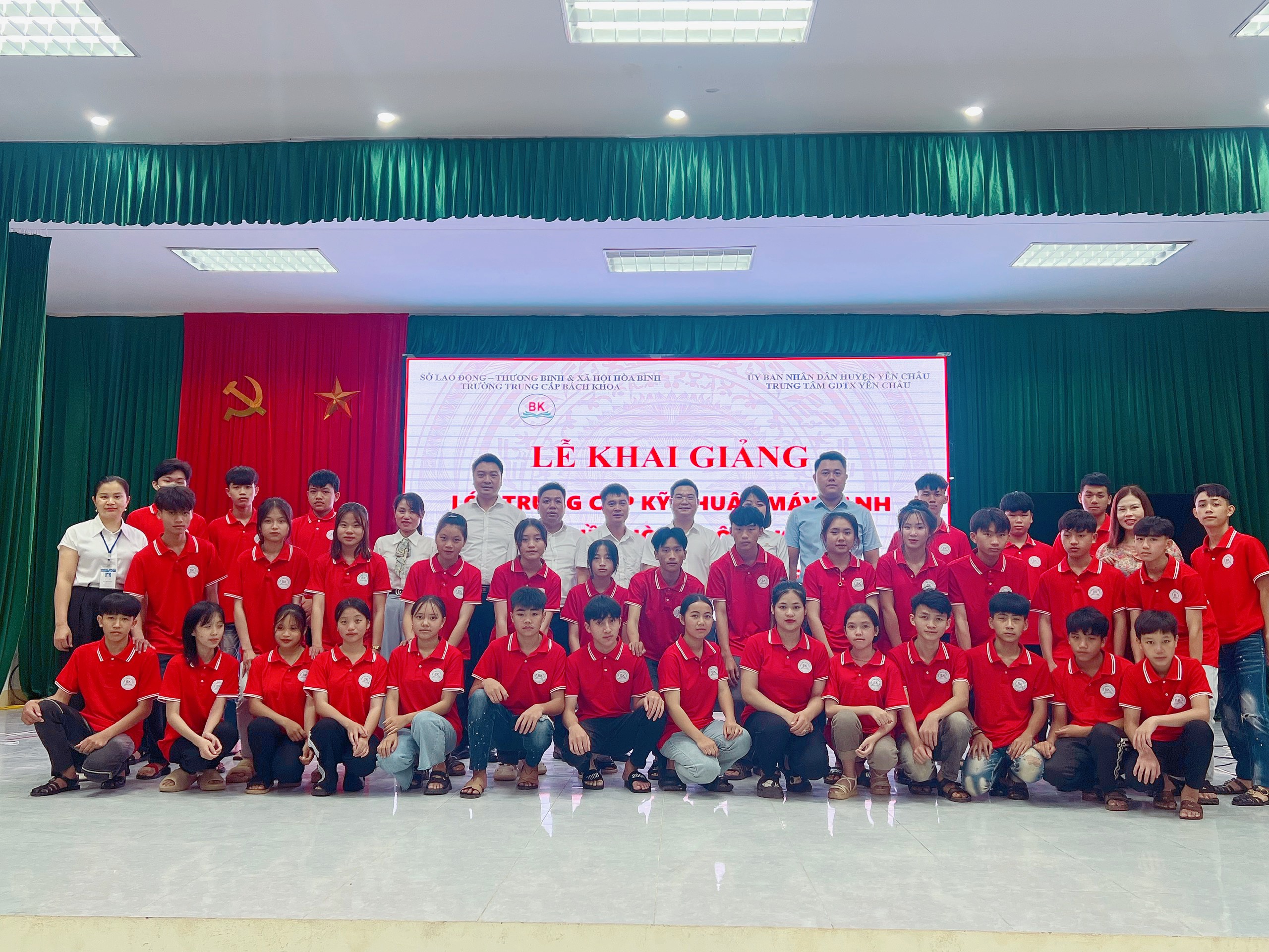 Hình ảnh đại biểu chụp ảnh lưu niệm tại Lễ khai giảng