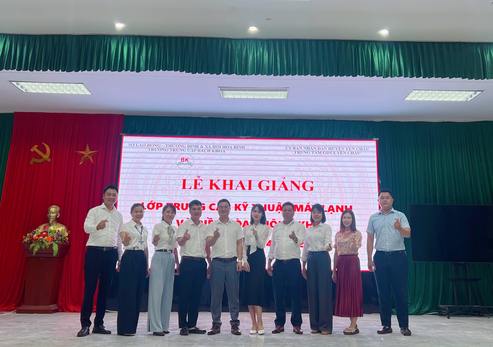 Hình ảnh đại biểu chụp ảnh lưu niệm tại Lễ khai giảng